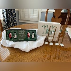 Department 56 Snow Village Accessories. Set of 4 Yard Lights & Country Road Lamp